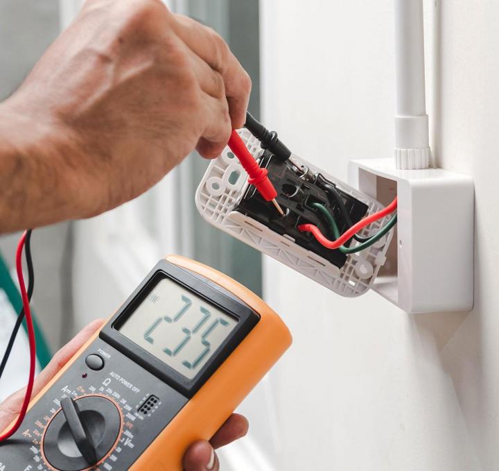 Des électriciens qualifiés.