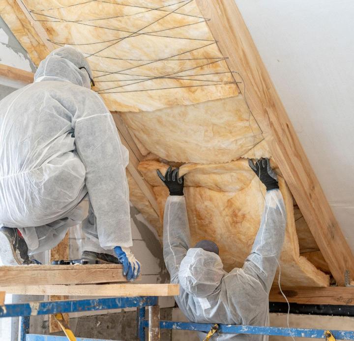 Une équipe spécialisée dans la pose de matériaux isolants.